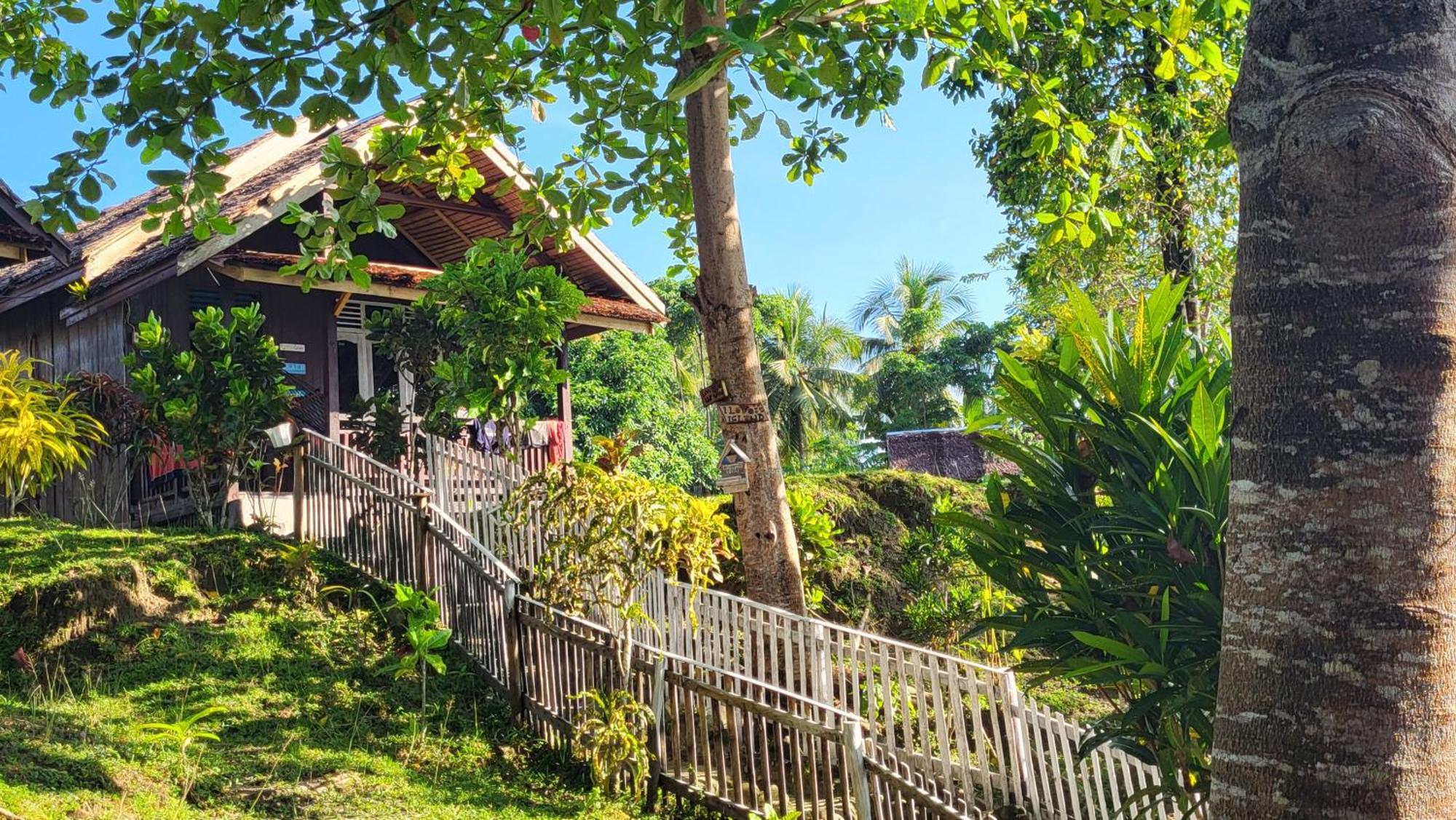 Pristine Paradise Dive Resort - Togean Islands, Una Una Pulau Unauna Екстер'єр фото